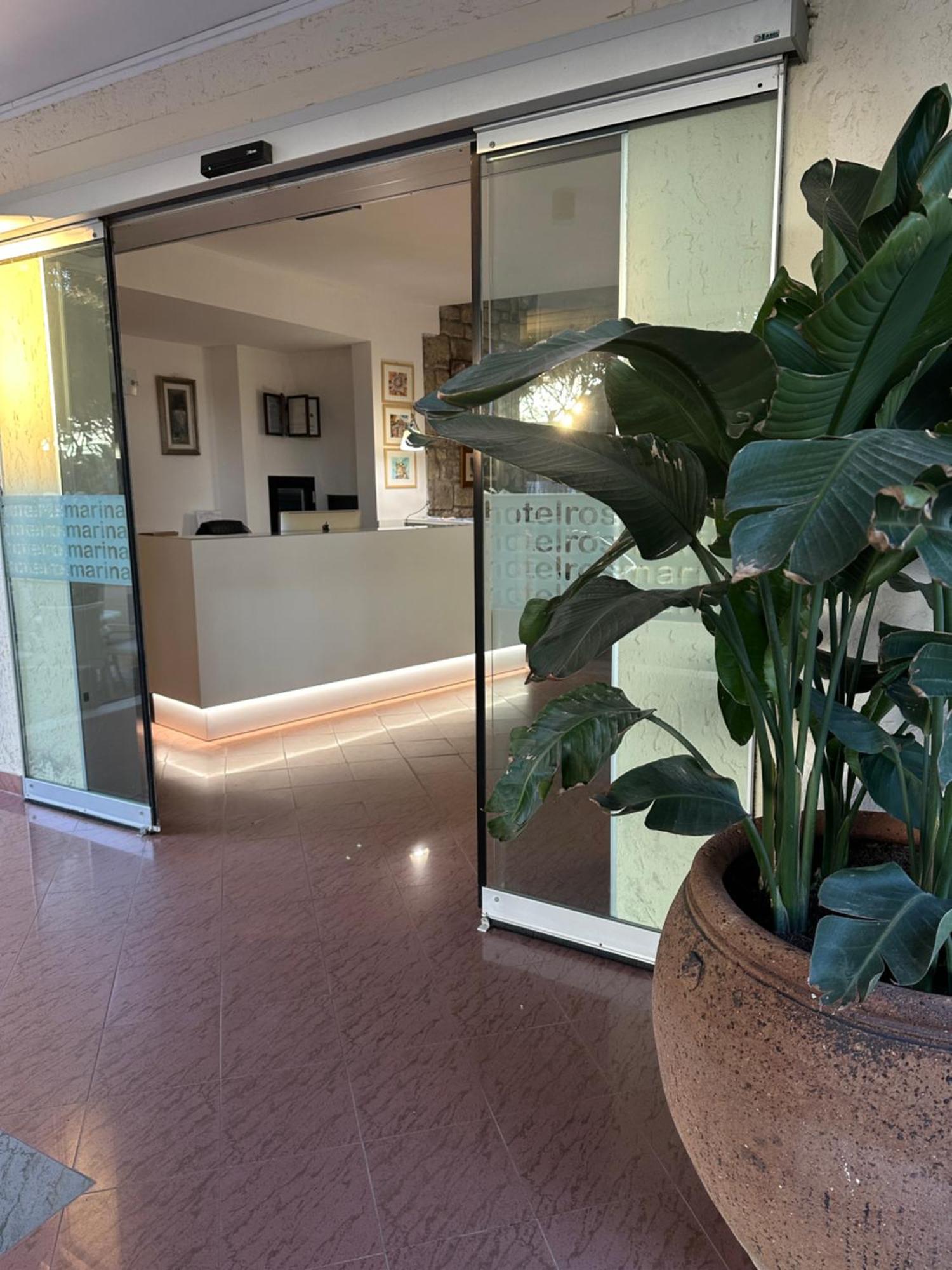 מרינה די גרוסטו Hotel Rosmarina מראה חיצוני תמונה