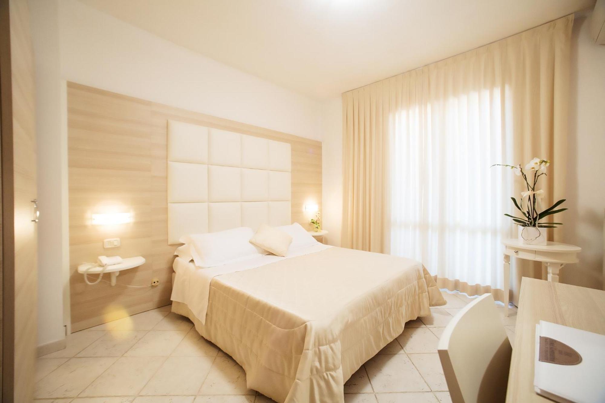 מרינה די גרוסטו Hotel Rosmarina מראה חיצוני תמונה